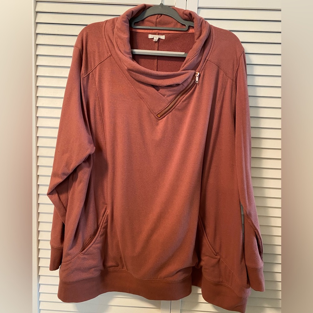 Mauve sweatshirt with rose gold zipper. Size 2x
